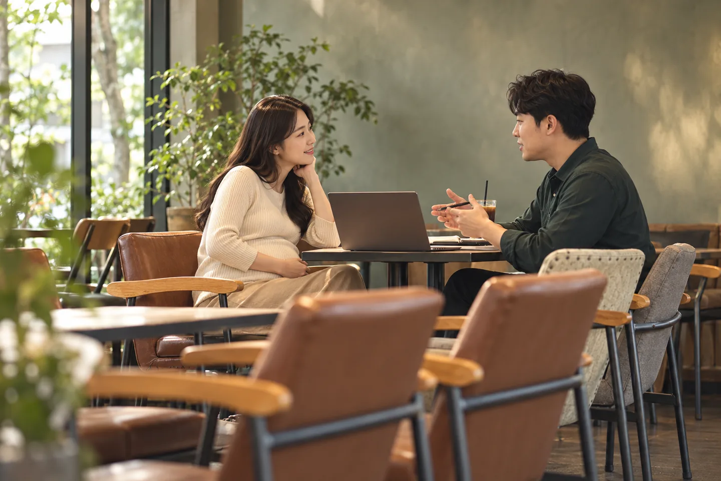 질문을 듣고 필요한 내용을 설명 · 실제 운영 자료를 참고한 AI 재구성 이미지