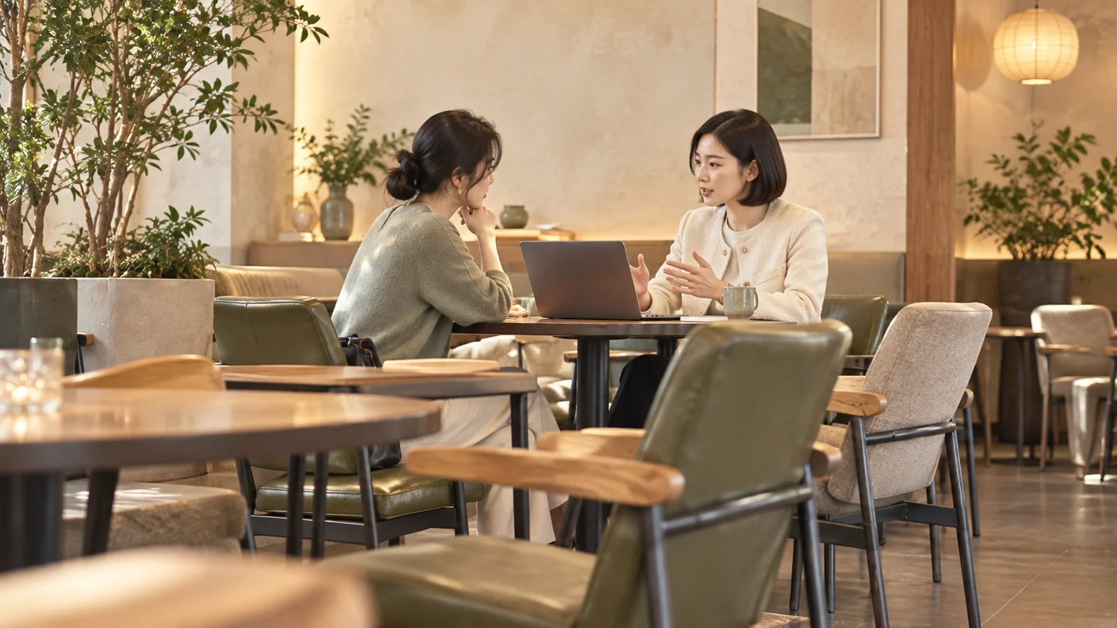 일상 속 편안한 공간에서 대화 · 실제 운영 자료를 참고한 AI 재구성 이미지